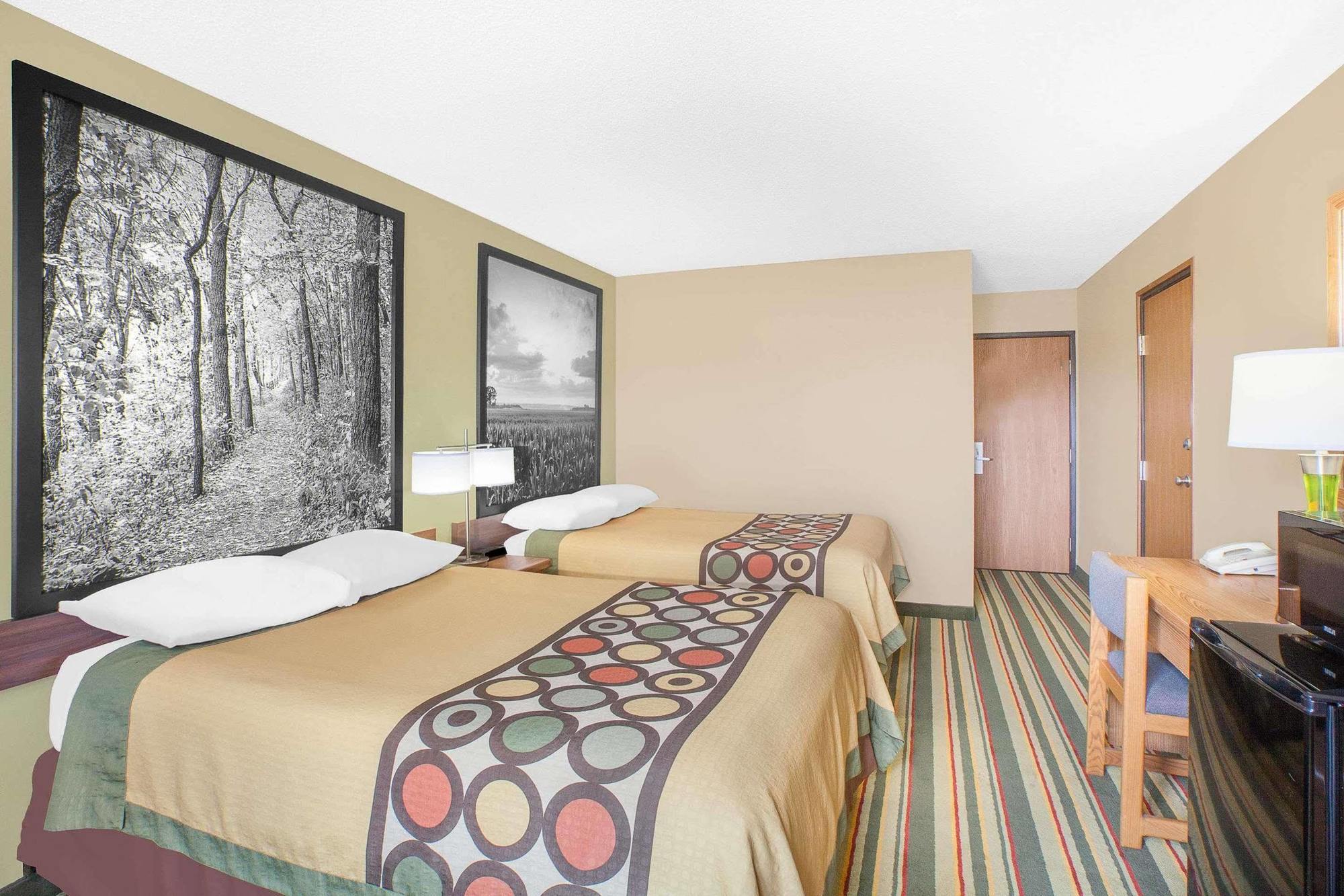 במוטל Mount Pleasant Super 8 By Wyndham Mt Pleasant מראה חיצוני תמונה