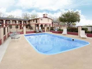 במוטל Mount Pleasant Super 8 By Wyndham Mt Pleasant מראה חיצוני תמונה